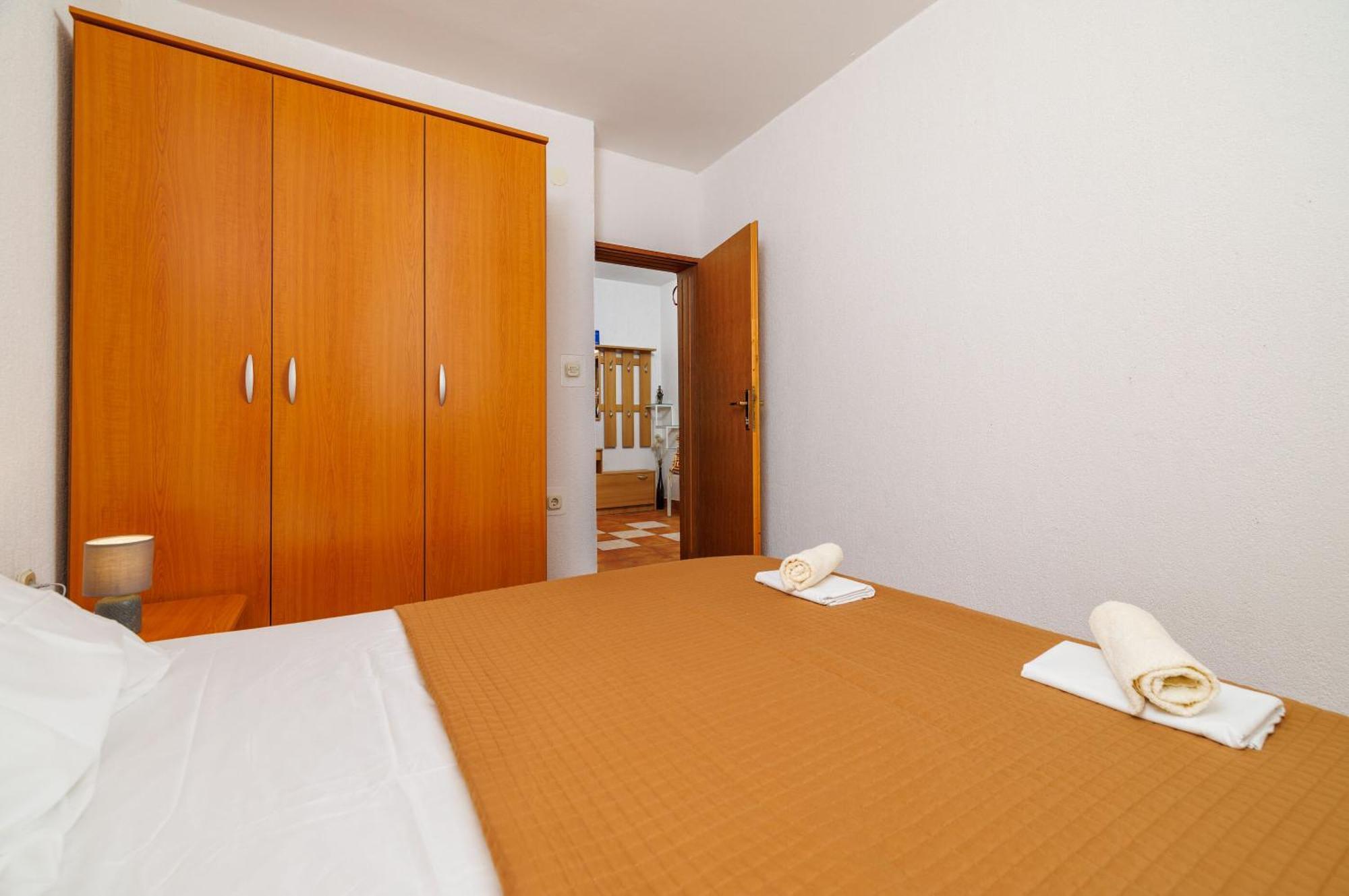 Apartments Mirela Karlobag Exterior foto